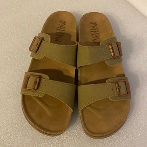 NEW without tags Mad Love Keava Footbed Sandals in Taupe Size 10